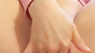 Anteprima del video: Bella fighetta orientale si masturba con la mano