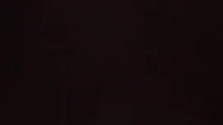 Coppia orientale scopa a letto