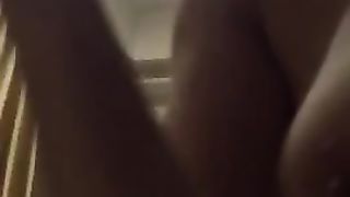 Coppia orientale scopa a letto