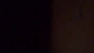 Coppia orientale scopa a letto