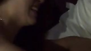 Coppia orientale scopa a letto