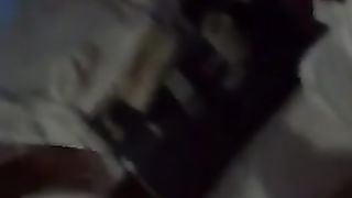 Coppia orientale scopa a letto