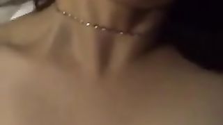 Coppia orientale scopa a letto