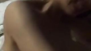 Coppia orientale scopa a letto