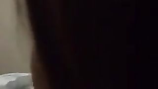 Coppia orientale scopa a letto