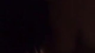 Coppia orientale scopa a letto