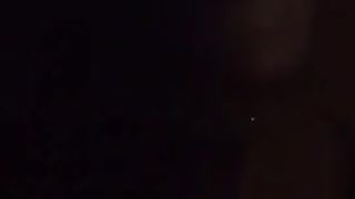 Coppia orientale scopa a letto