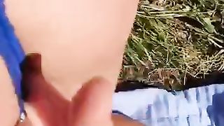 Ragazzo masturba una zoccola all'aperto