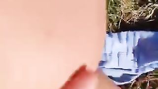 Ragazzo masturba una zoccola all'aperto