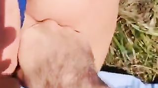 Ragazzo masturba una zoccola all'aperto