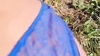 Ragazzo masturba una zoccola all'aperto