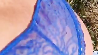 Ragazzo masturba una zoccola all'aperto