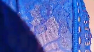 Ragazzo masturba una zoccola all'aperto