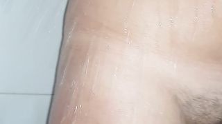 Moglie formosa che fa la doccia