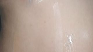 Moglie formosa che fa la doccia