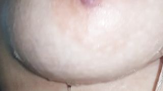 Moglie formosa che fa la doccia