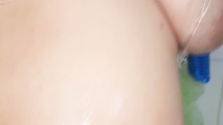 Moglie formosa che fa la doccia