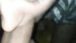 Ragazzina si allena a fare pompa