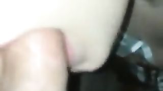 Ragazzina si allena a fare pompa