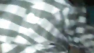 Ragazzina si allena a fare pompa