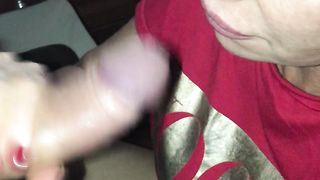 Mia moglie che spompina il mio amico a due mani