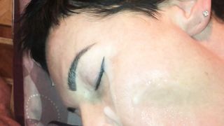 Sempre lo stesso amico che sborra in bocca e in faccia a mia moglie