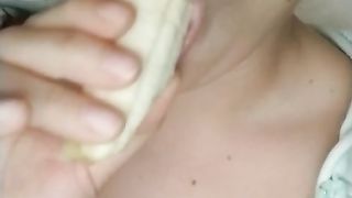 La prende tutta in bocca...