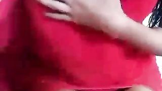 Bella ragazza asiatica si masturba in bagno