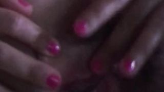 Si masturba con un bel ditalino