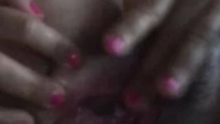 Si masturba con un bel ditalino