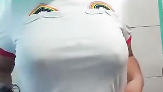 Ragazza timida mostra le sue tette