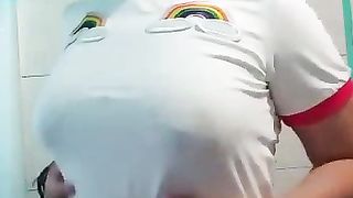 Ragazza timida mostra le sue tette