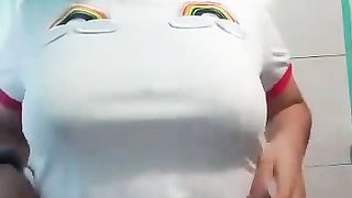 Ragazza timida mostra le sue tette