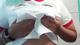 Ragazza timida mostra le sue tette