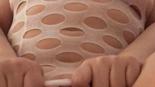 La tettona ha sempre voglia di toccarsi