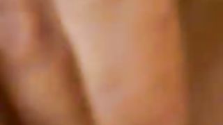 Moglie si masturba con le mani e poi con un dildo