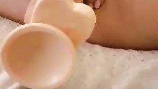 Moglie si masturba con le mani e poi con un dildo