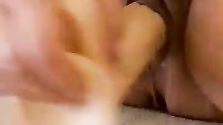 Moglie si masturba con le mani e poi con un dildo