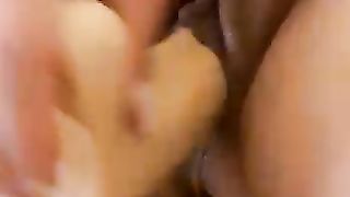 Moglie si masturba con le mani e poi con un dildo