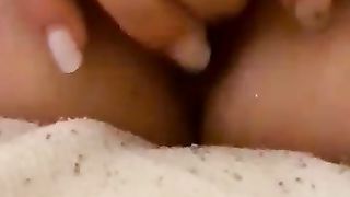 Moglie si masturba con le mani e poi con un dildo