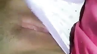 Studentessa si masturba la sua viscida vagina