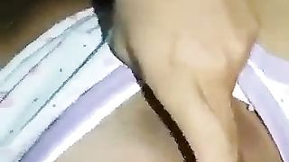 Studentessa si masturba la sua viscida vagina