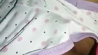 Studentessa si masturba la sua viscida vagina