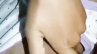 Studentessa si masturba la sua viscida vagina