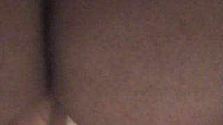 Bruna straniera con tette naturali si masturba la figa pelosa con vibratori