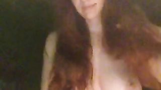 Ragazza italiana mostra le tette in cam