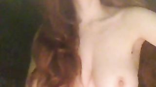 Ragazza italiana mostra le tette in cam