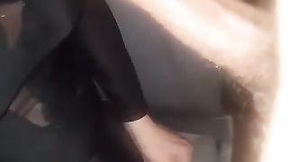 Pompino in auto ad un amico