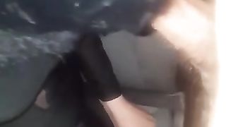 Pompino in auto ad un amico