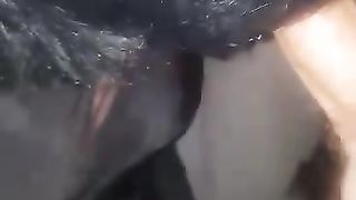 Pompino in auto ad un amico